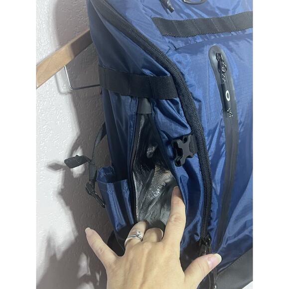 Oakley NEW Backpack Blue Outdoor Backpack Compartments Insulated Pocket - Picture 6 of 16